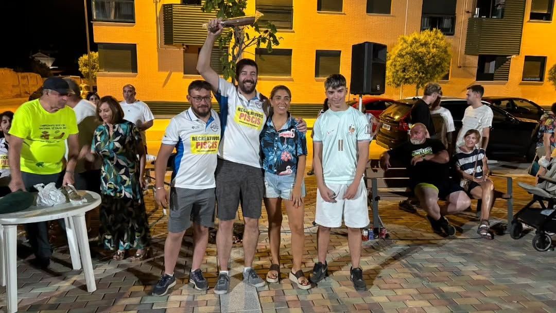 Participantes de los Juegos Autóctonos celebrando en un evento