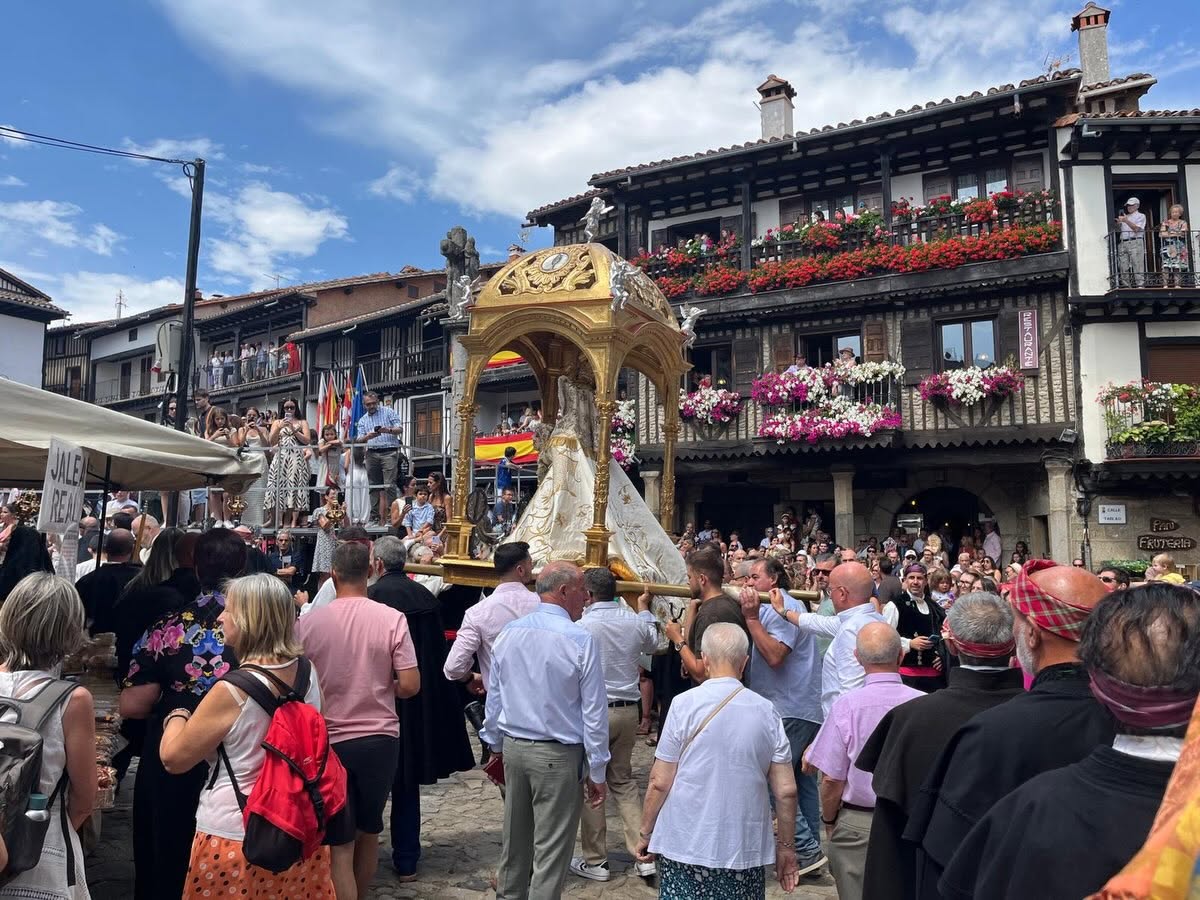Celebración del Diagosto en La Alberca con multitud de personas y decoraciones