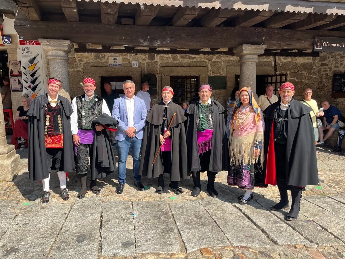 Grupo de personas vestidas con trajes tradicionales en La Alberca durante las fiestas