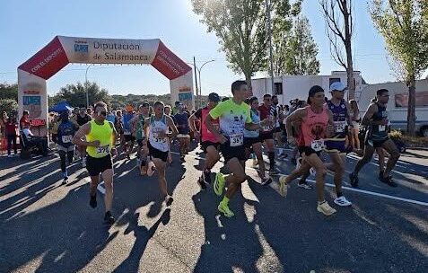 Corredores en la carrera de campo a través en El Encinar, Terradillos