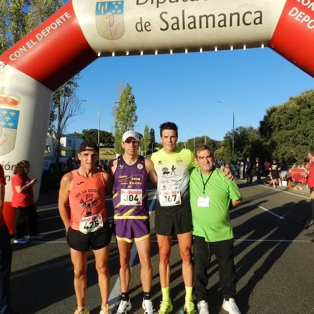 Cuatro corredores posando en la meta de la carrera en El Encinar.