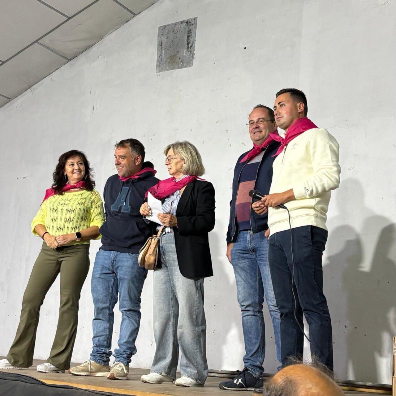 Grupo de personas en el escenario durante las fiestas patronales de La Vellés