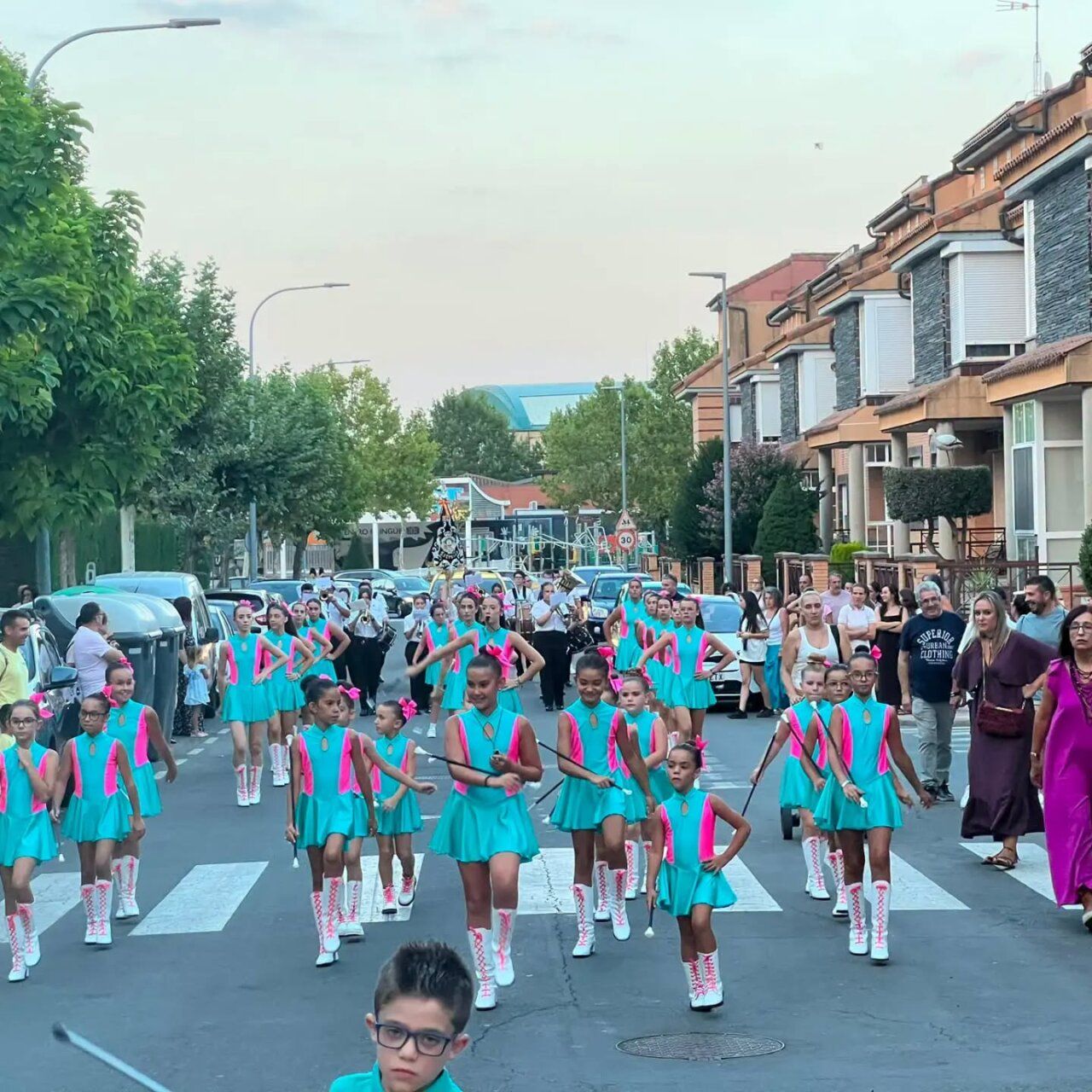 Majorettes desfilando en las calles de Carbajosa durante las fiestas de San Roque.