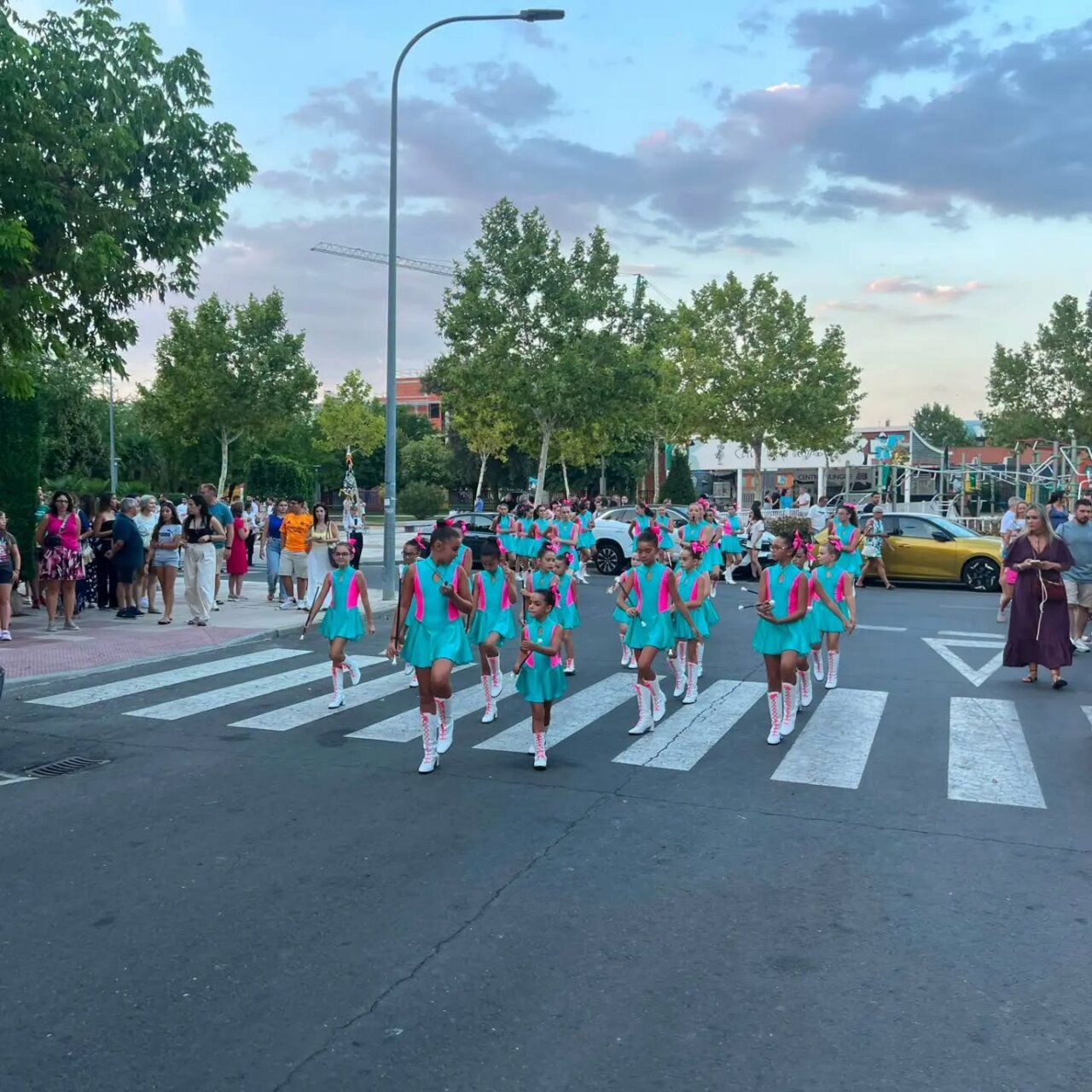 Majorettes desfilando con trajes coloridos en Carbajosa de la Sagrada
