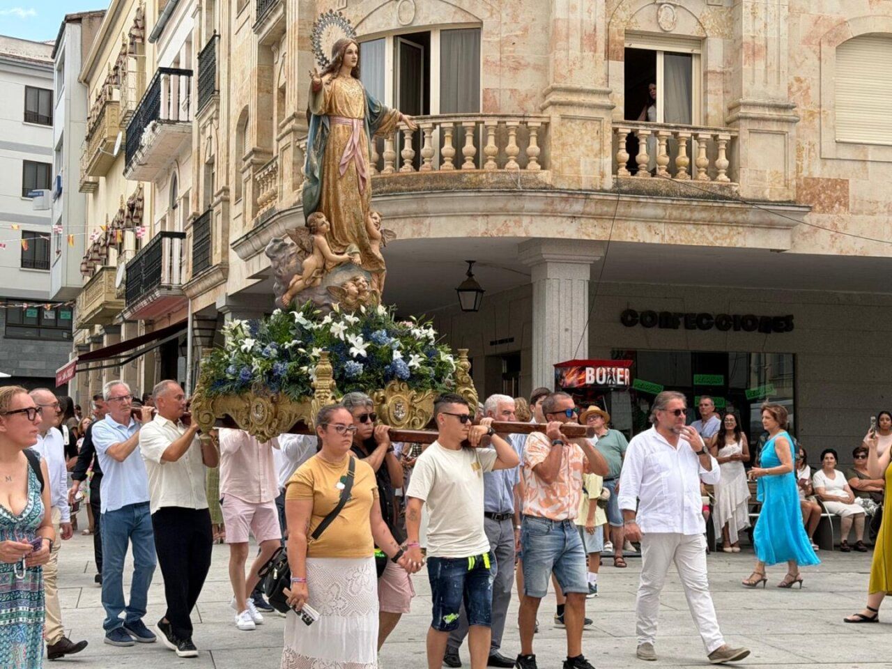 Procesión de Nuestra Señora de la Asunción en Guijuelo con vecinos y visitantes