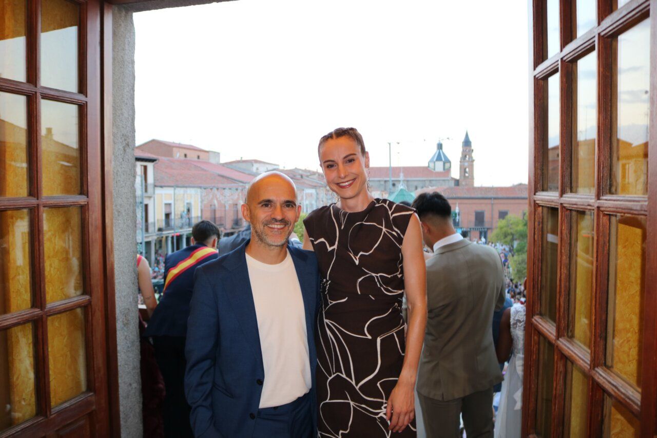 Dos personas sonrientes en la inauguración de las Ferias y Fiestas de Peñaranda de Bracamonte.