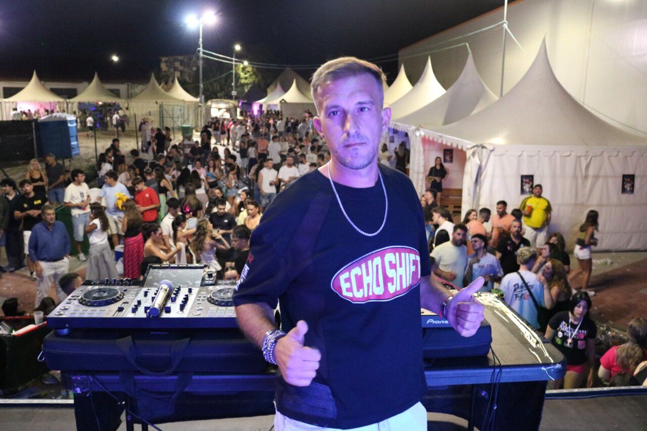 DJ actuando en las Ferias y Fiestas de Peñaranda 2026 con público animado
