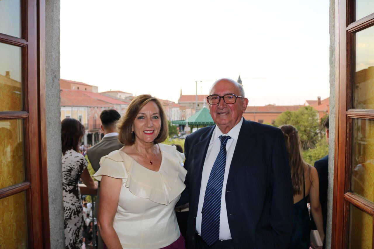 Pareja sonriente en el balcón durante las Ferias y Fiestas de Peñaranda