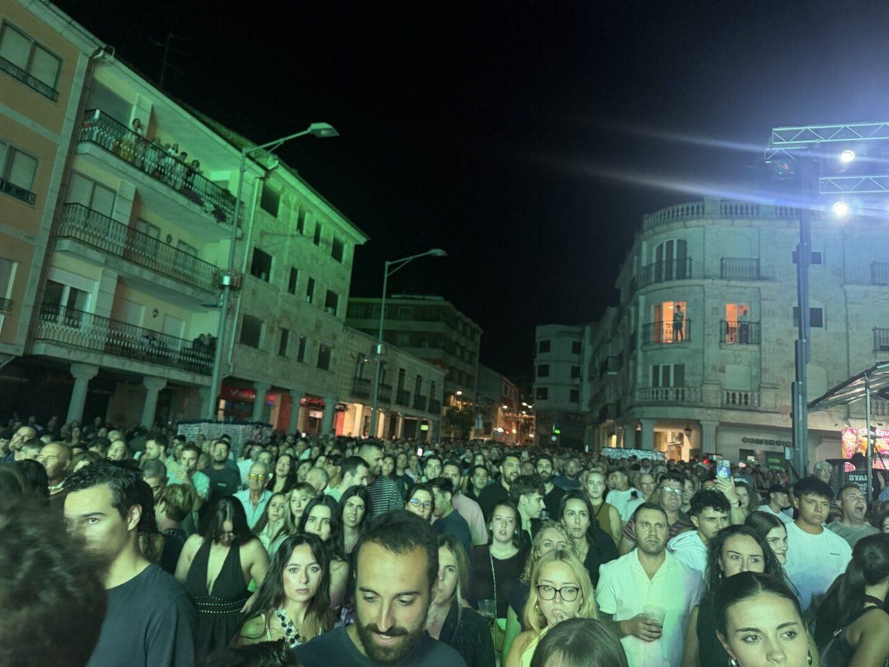 Multitud de personas disfrutando de la fiesta en París de Noia