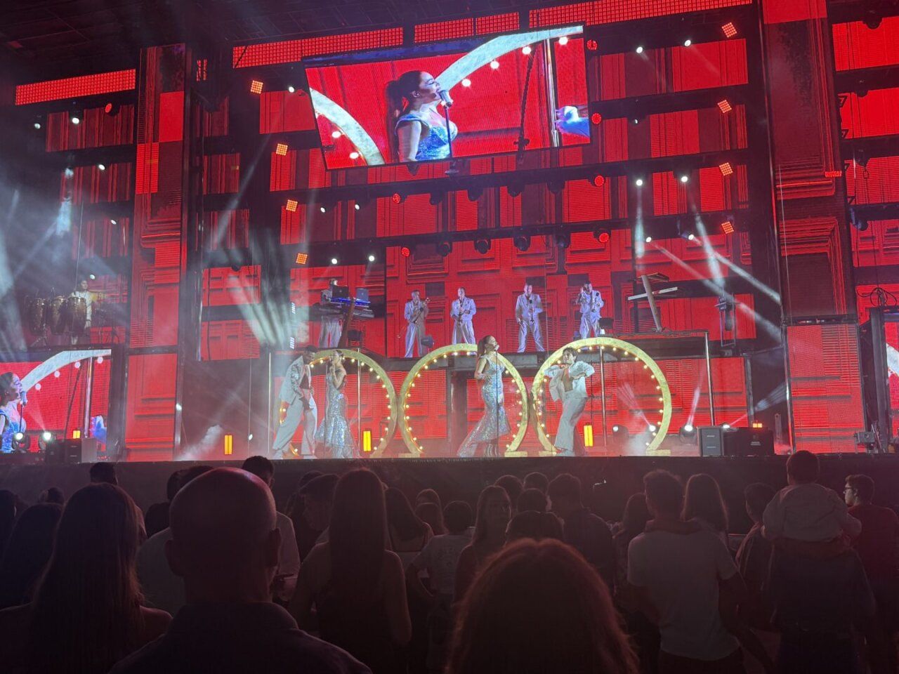 Actuación en el escenario con luces rojas y artistas en el evento de París de Noia.