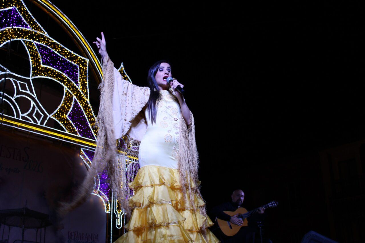Cantante de copla actuando en las fiestas de Peñaranda de Bracamonte