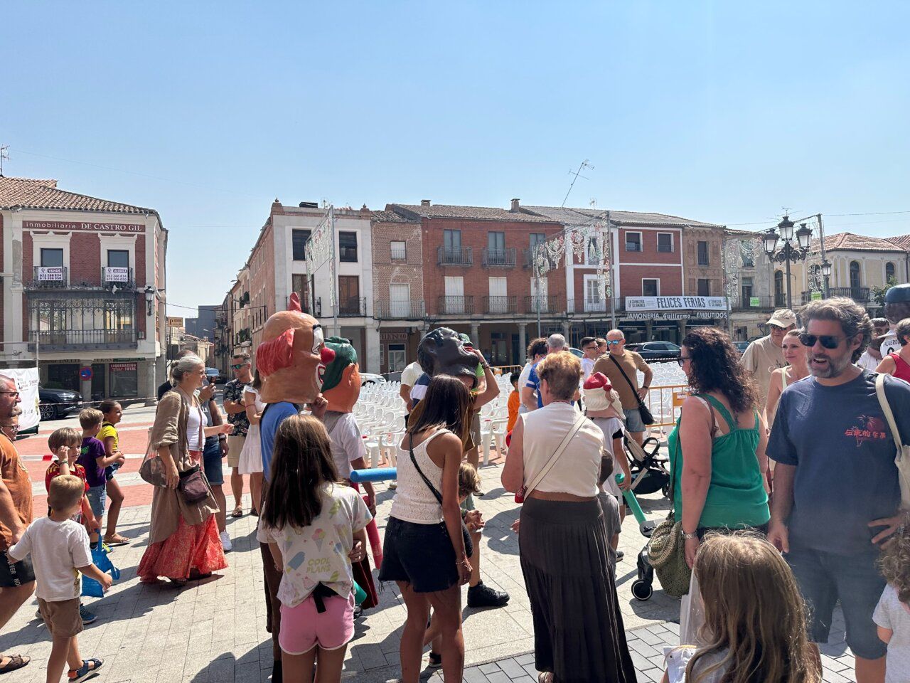 Personas con disfraces en la Plaza de España durante las fiestas de Peñaranda de Bracamonte.