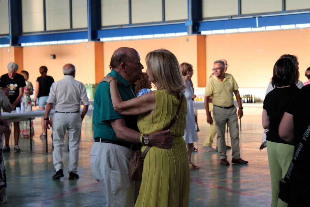 Pareja bailando en una fiesta en Peñaranda de Bracamonte