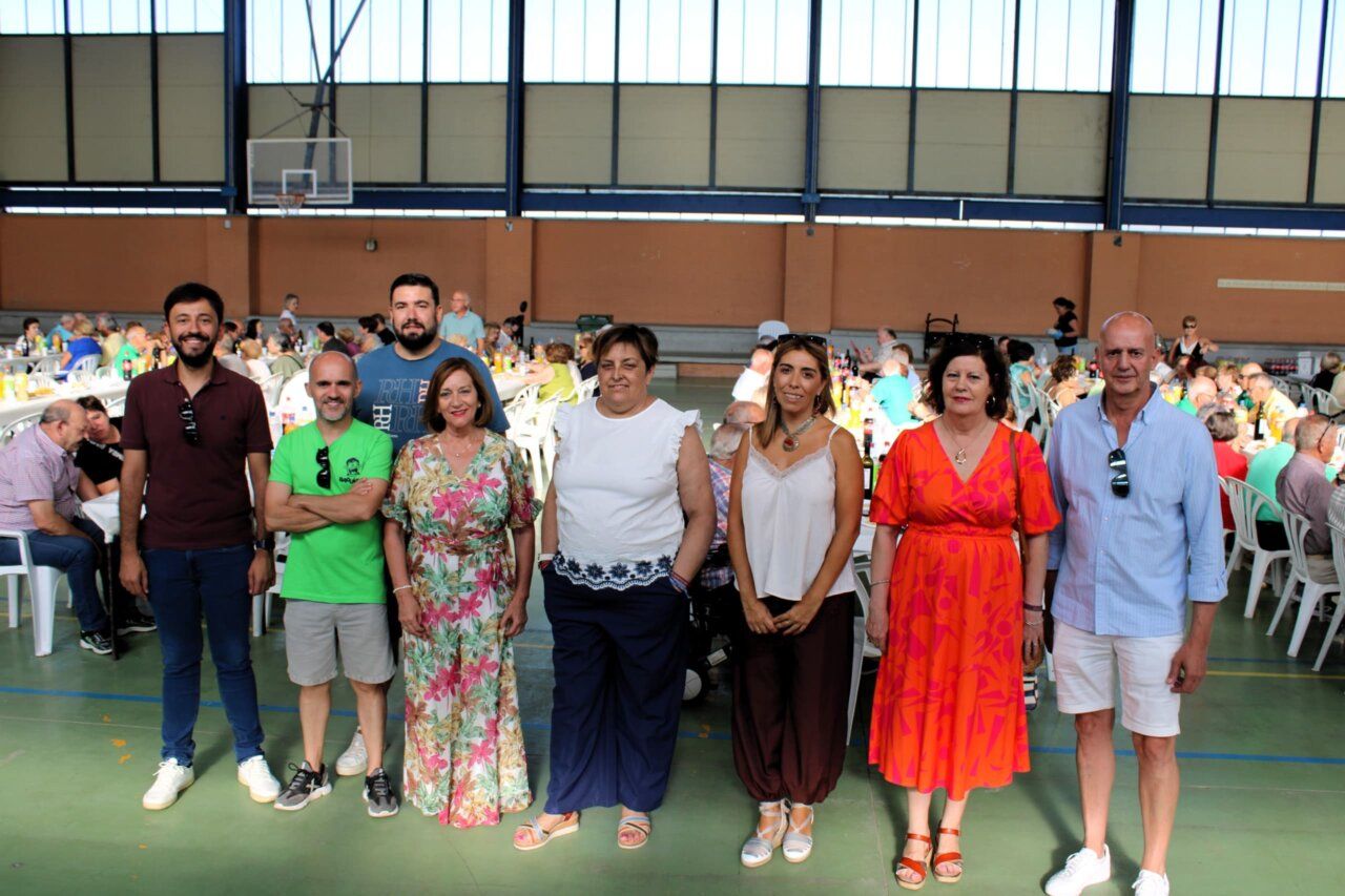 Grupo de personas en un evento festivo en Peñaranda de Bracamonte