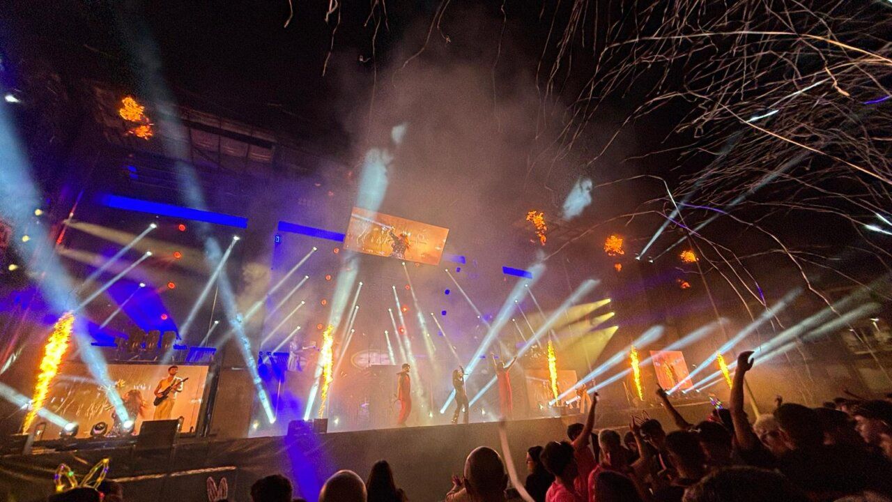 Concierto en Peñaranda de Bracamonte con luces y público animado