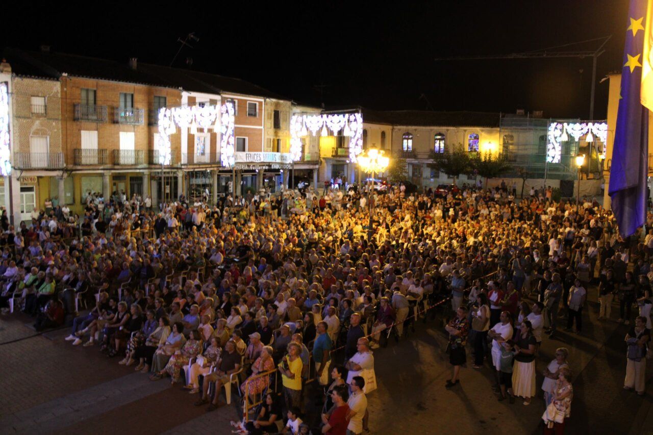 Multitud de personas disfrutando de un evento festivo en Peñaranda de Bracamonte.