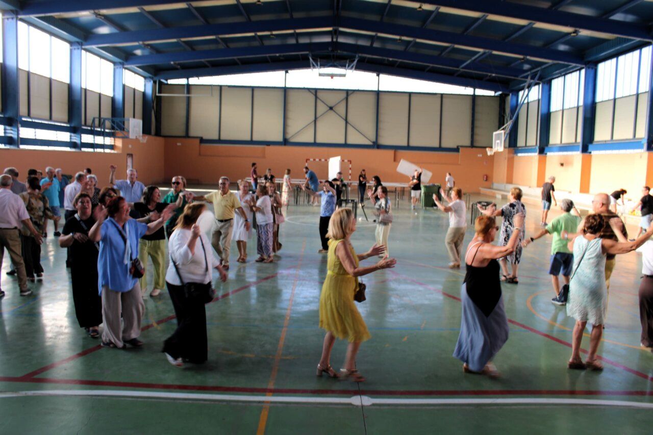 Personas bailando en un evento festivo en Peñaranda de Bracamonte