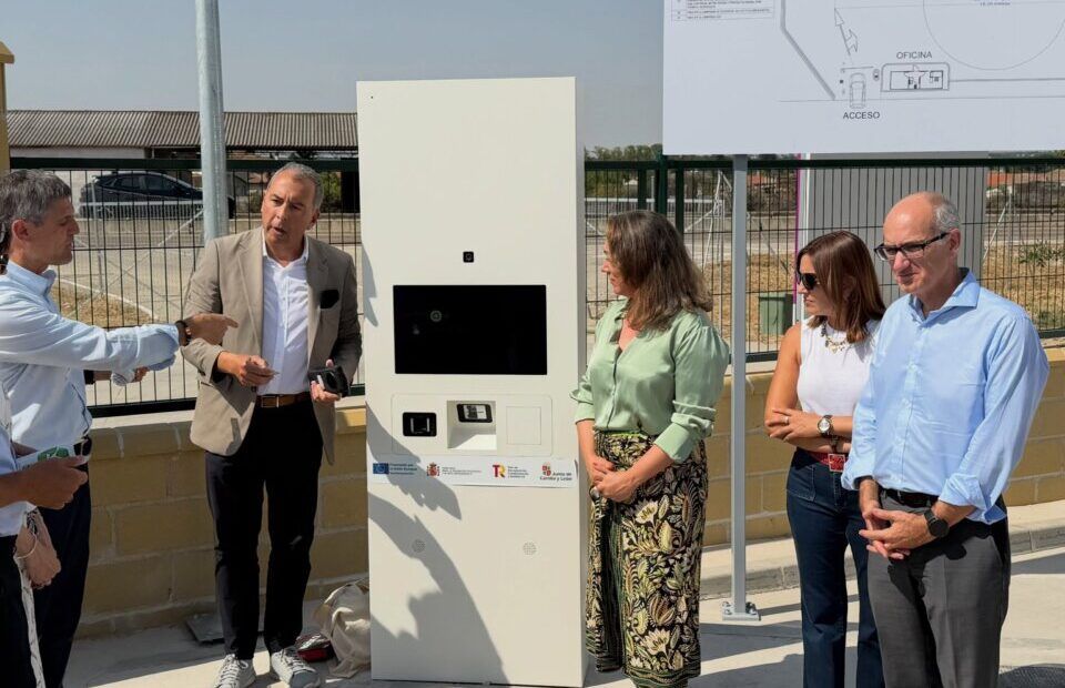 Inauguración del nuevo Punto Limpio en Villamayor con autoridades locales presentes.