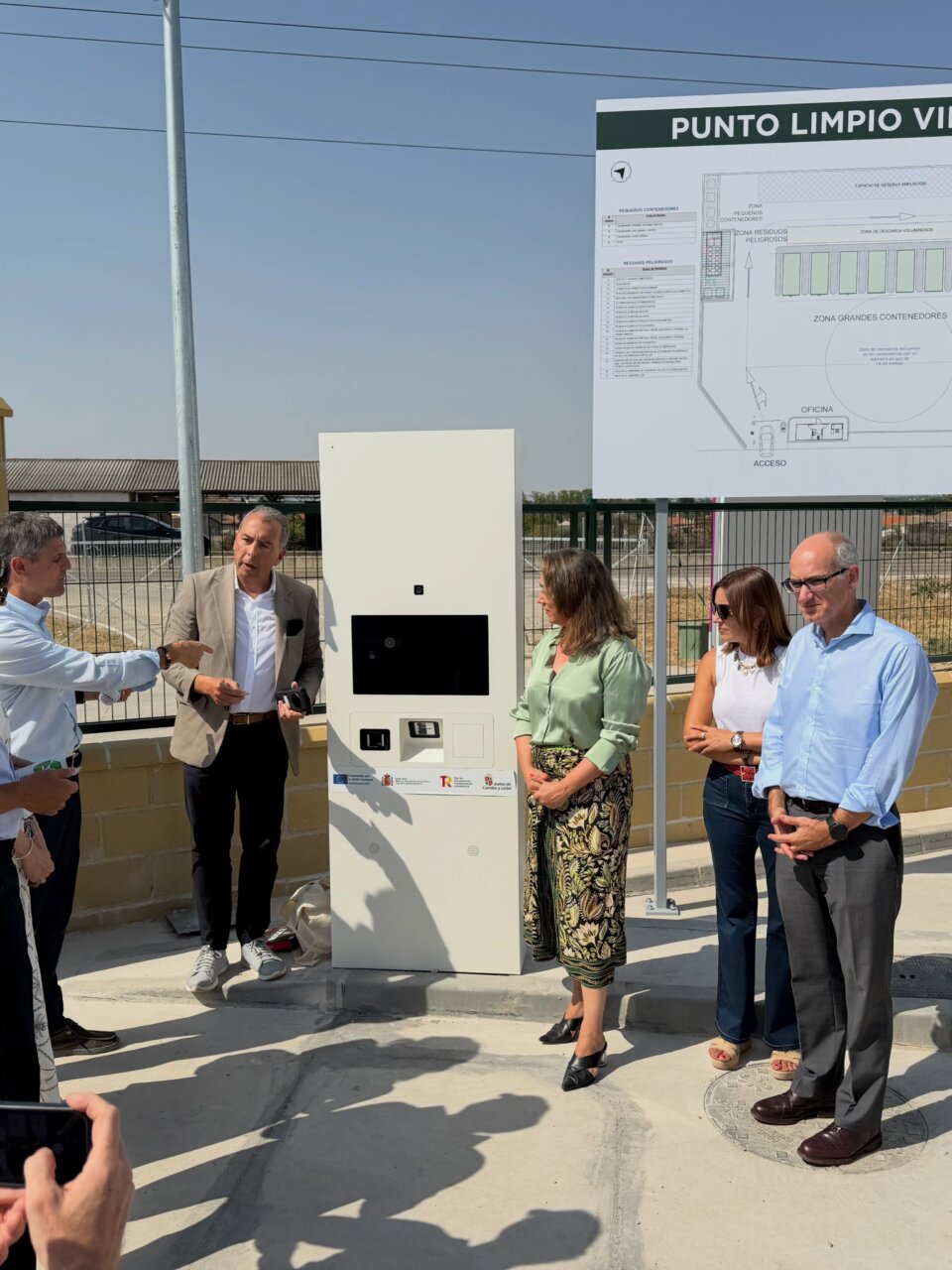 Inauguración del nuevo Punto Limpio en Villamayor con autoridades locales presentes.