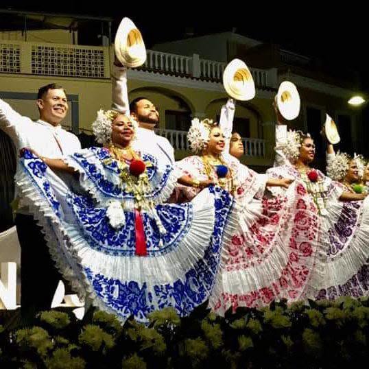 Grupo de bailarines en trajes tradicionales durante un festival en Salamanca