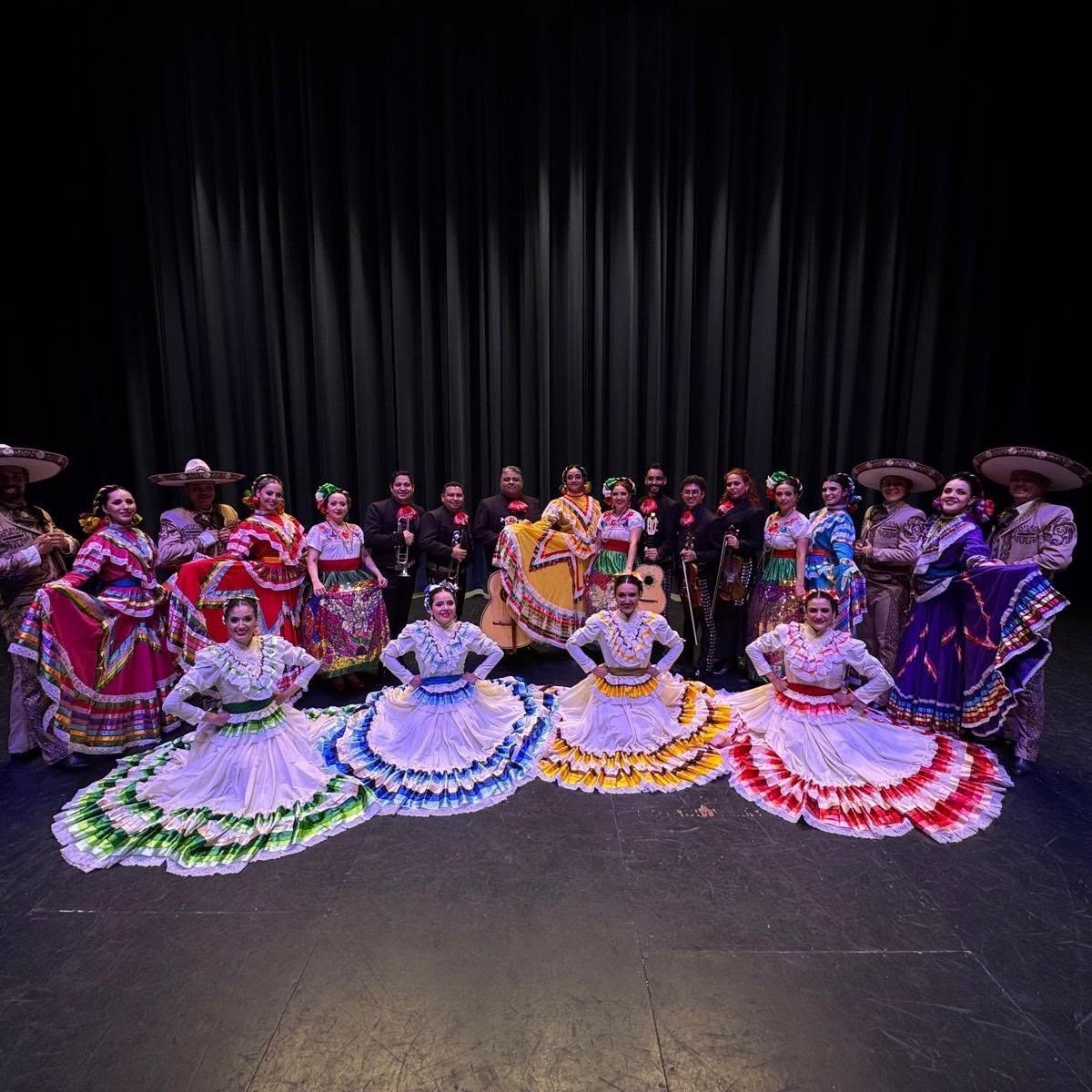 Grupo de bailarines en trajes tradicionales en festival de Salamanca