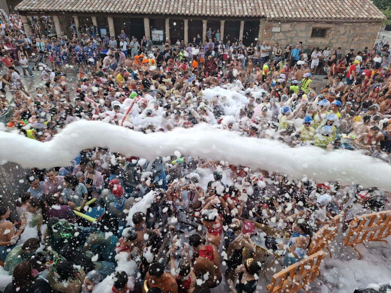 Multitud de personas disfrutando de un baño de espuma en Carbajosa de la Sagrada