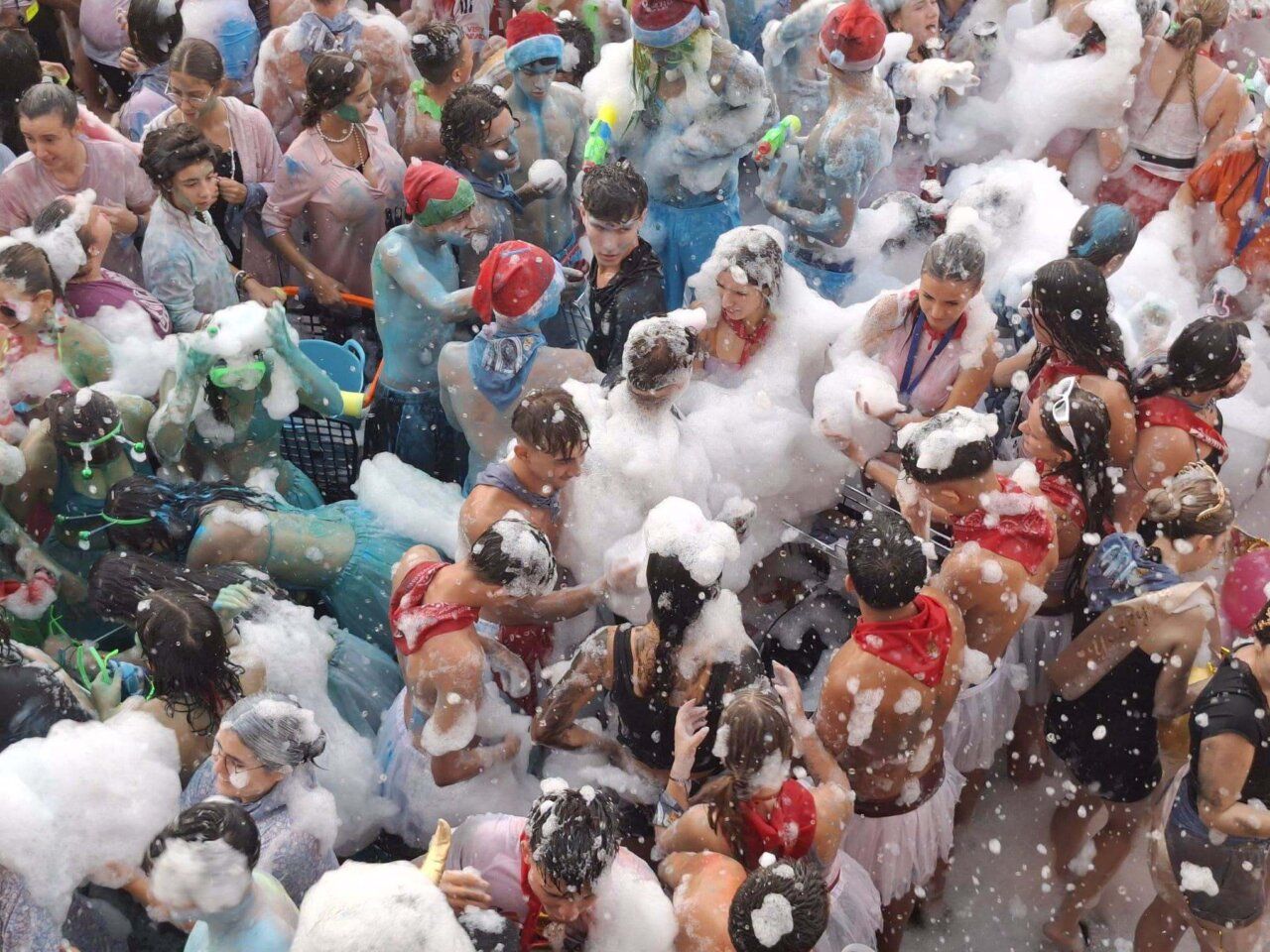 Multitud de personas disfrutando de un baño de espuma en Carbajosa de la Sagrada