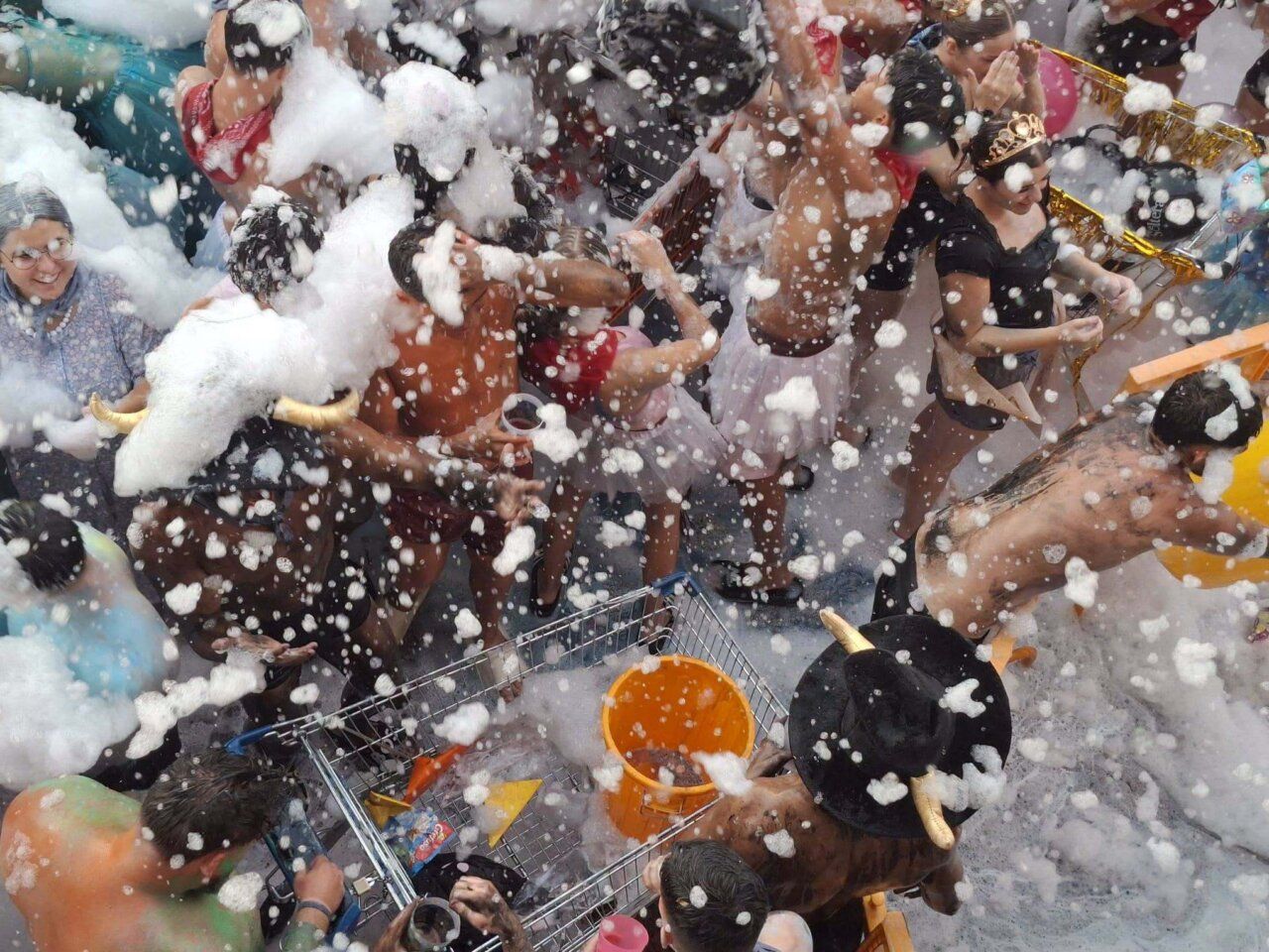 Multitud disfrutando de un baño de espuma en las fiestas de San Roque