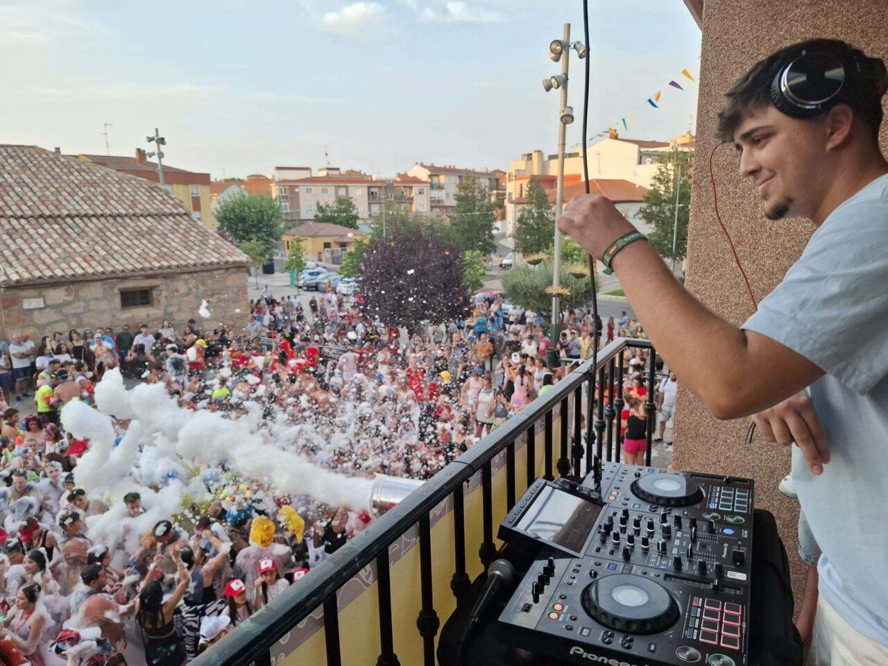 Multitud disfrutando de un baño de espuma en Carbajosa de la Sagrada