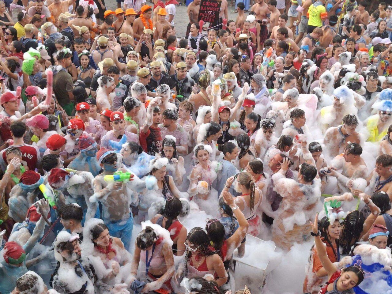 Multitud de personas disfrutando de un baño de espuma en Carbajosa de la Sagrada