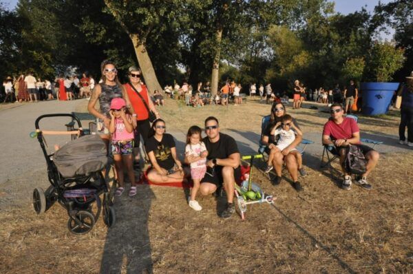 Familias disfrutando del eclipse solar en Santa Marta de Tormes