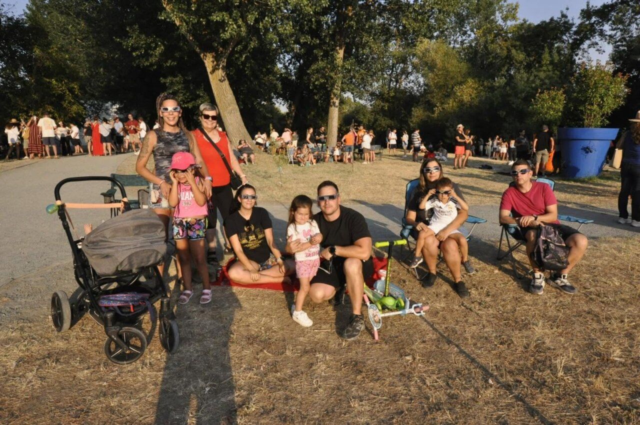 Familias disfrutando del eclipse solar en Santa Marta de Tormes