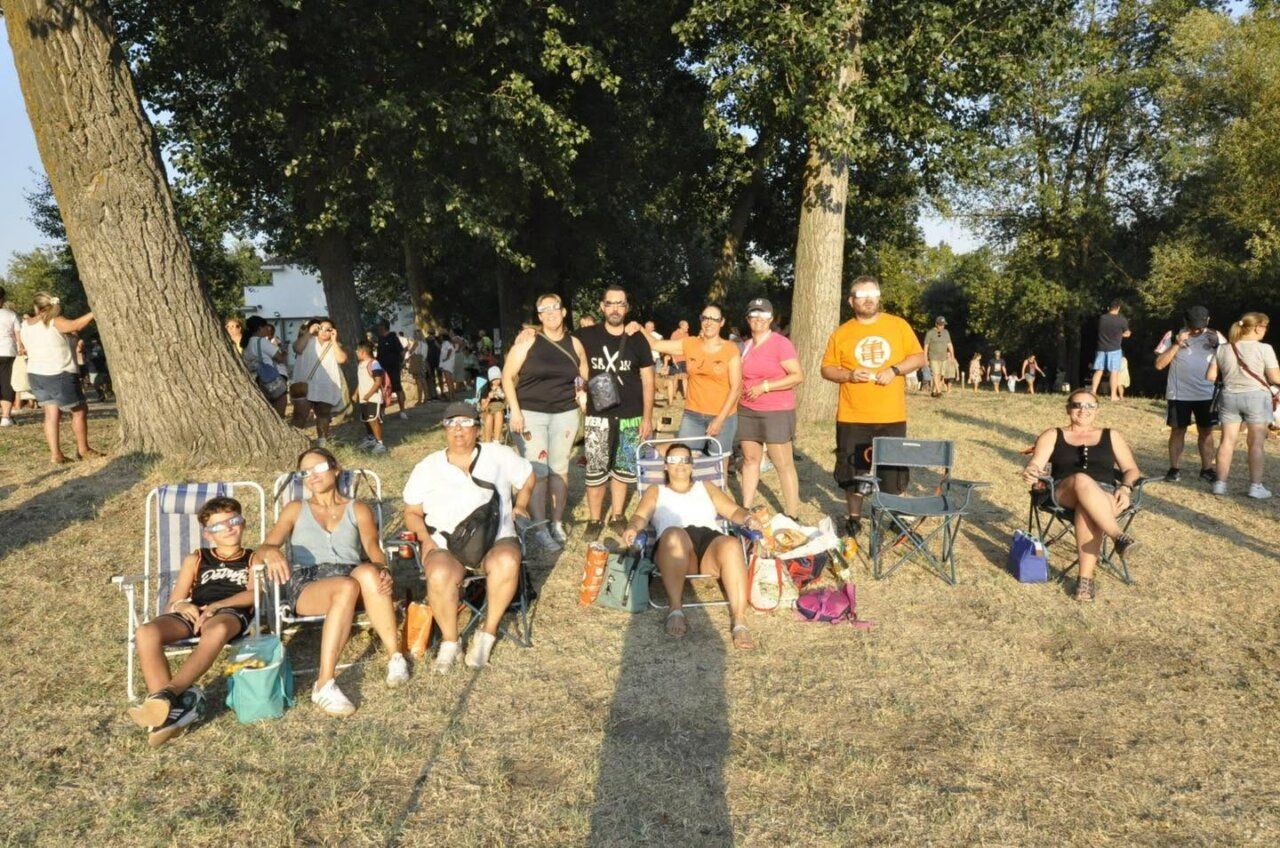Grupo de personas disfrutando del eclipse solar en Santa Marta de Tormes