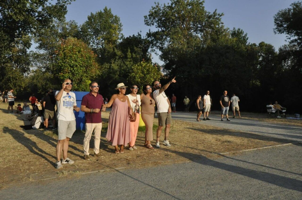 Grupo de personas disfrutando del eclipse solar en Santa Marta de Tormes