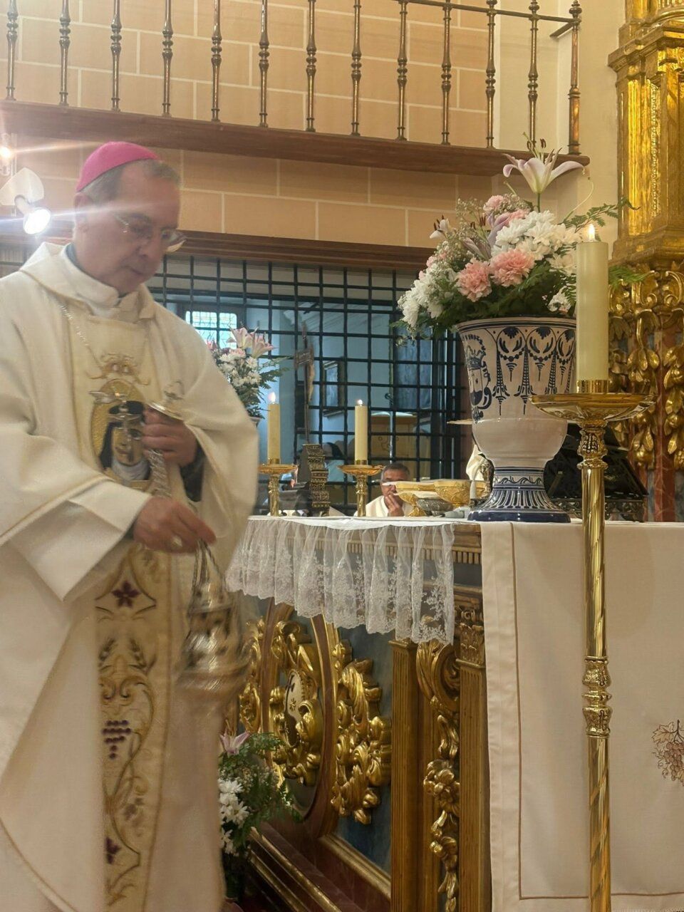 Obispo realizando una ceremonia en la iglesia durante la Transverberación de Santa Teresa.