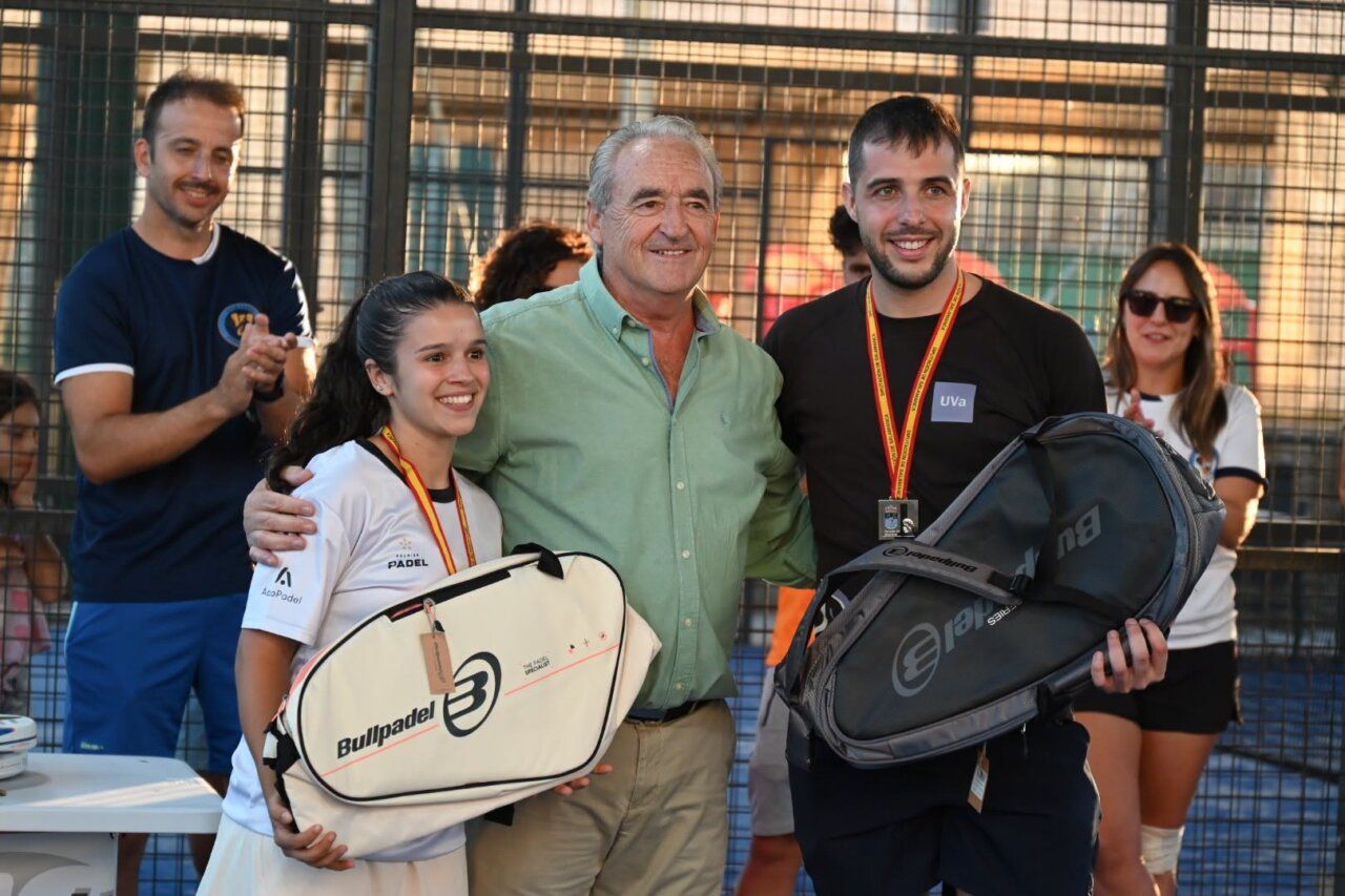 Campeones del Torneo de Pádel de Ciudad Rodrigo posando con trofeos