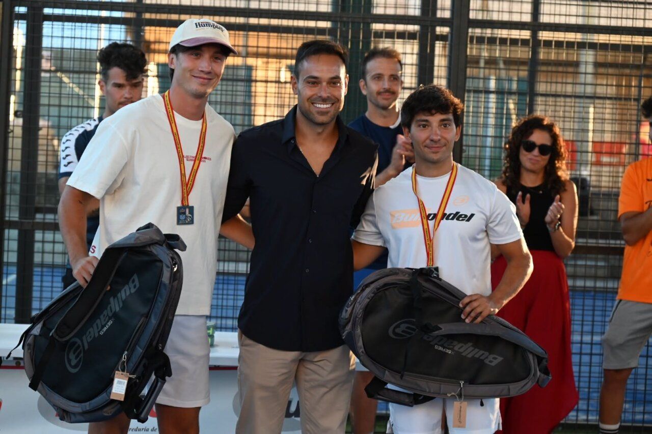 Campeones del Torneo de Pádel de Ciudad Rodrigo posando con trofeos