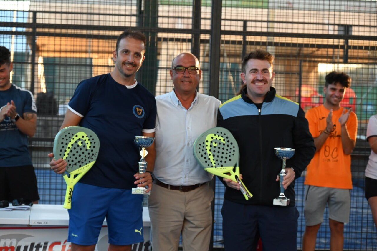 Campeones del Torneo de Pádel de Ciudad Rodrigo sosteniendo trofeos