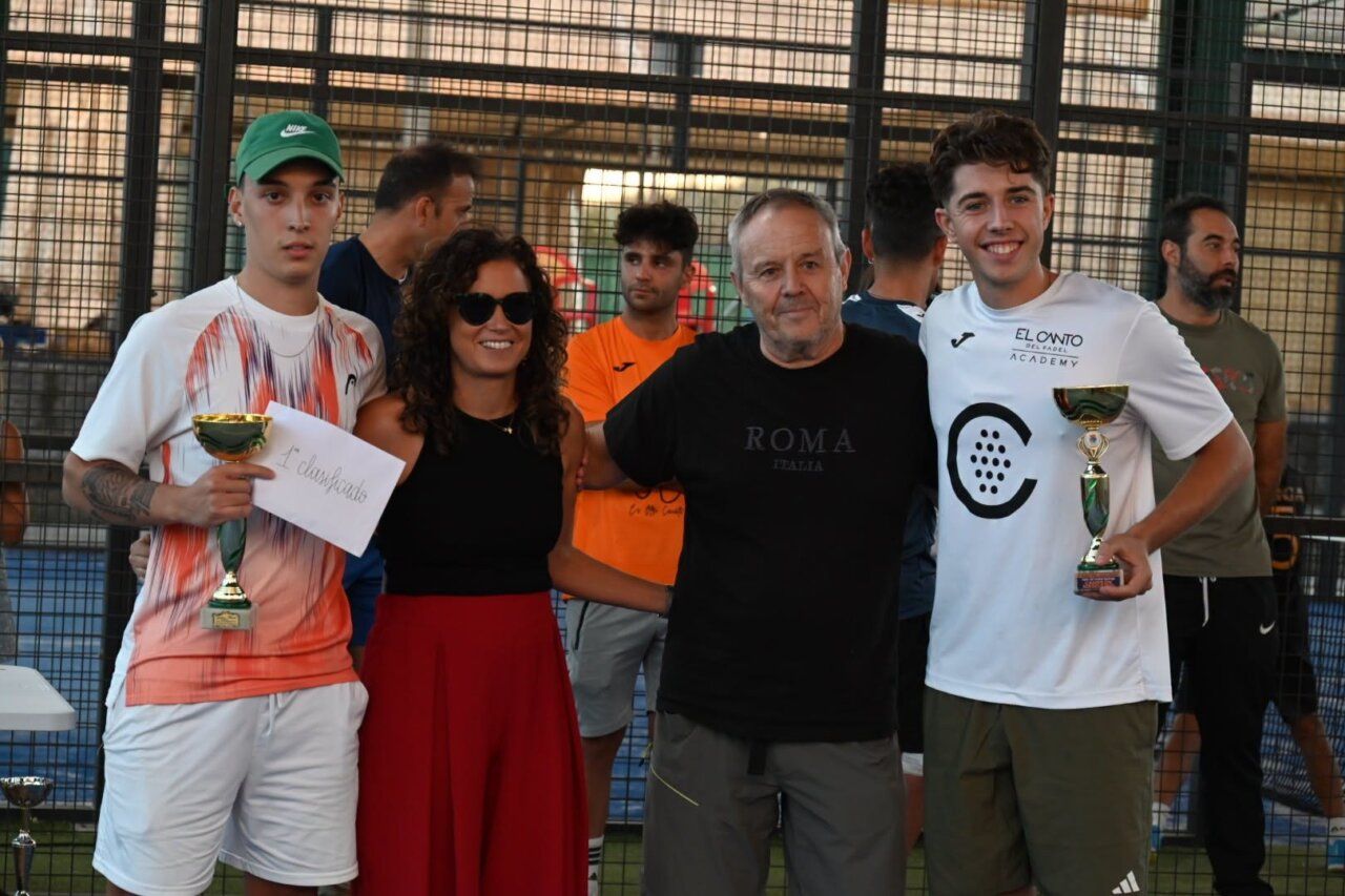 Entrega de premios en el Torneo de Pádel de Ciudad Rodrigo con campeones y organizadores.