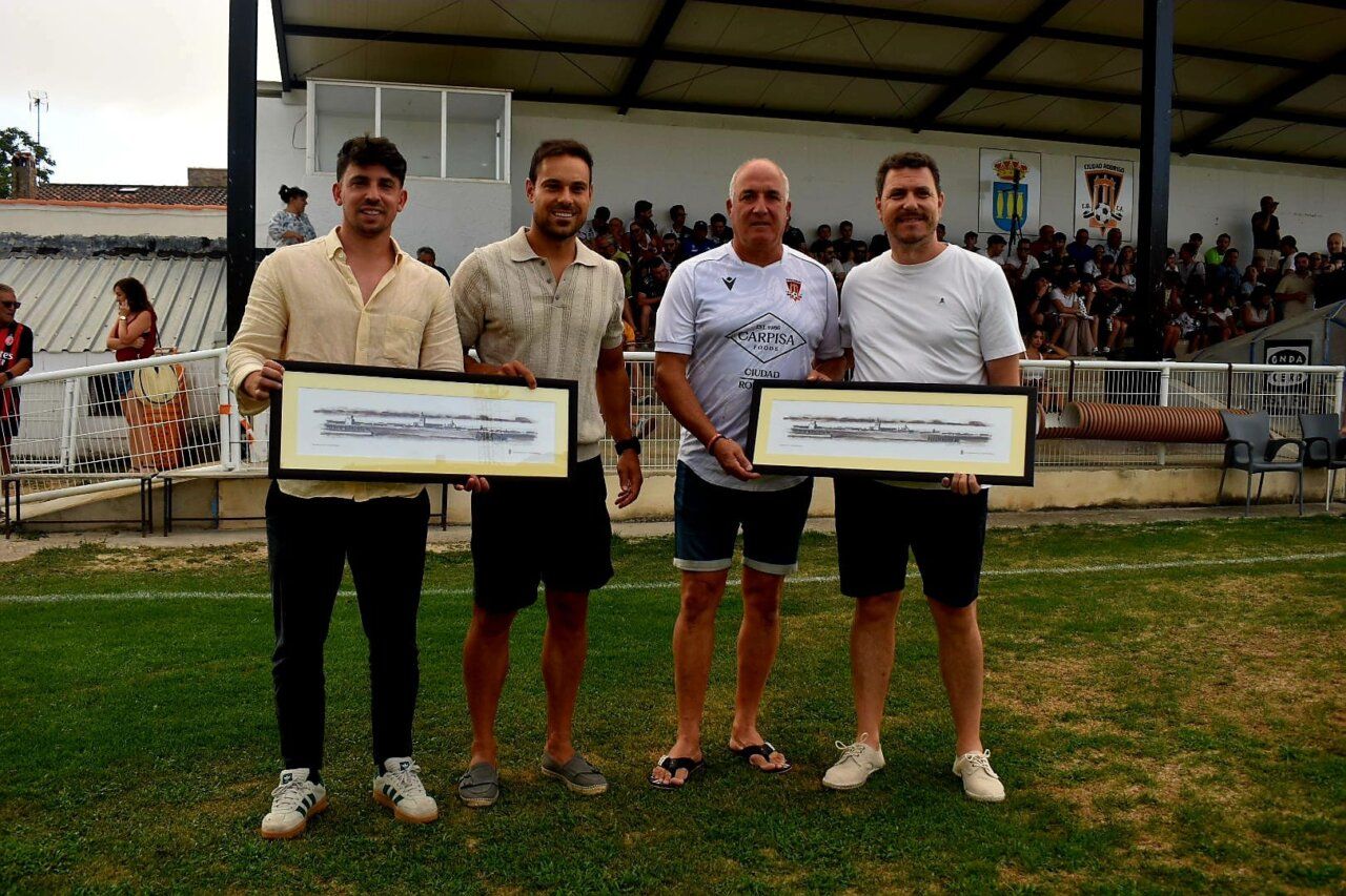 Jugadores de Unionistas de Salamanca recibiendo un obsequio en el campo