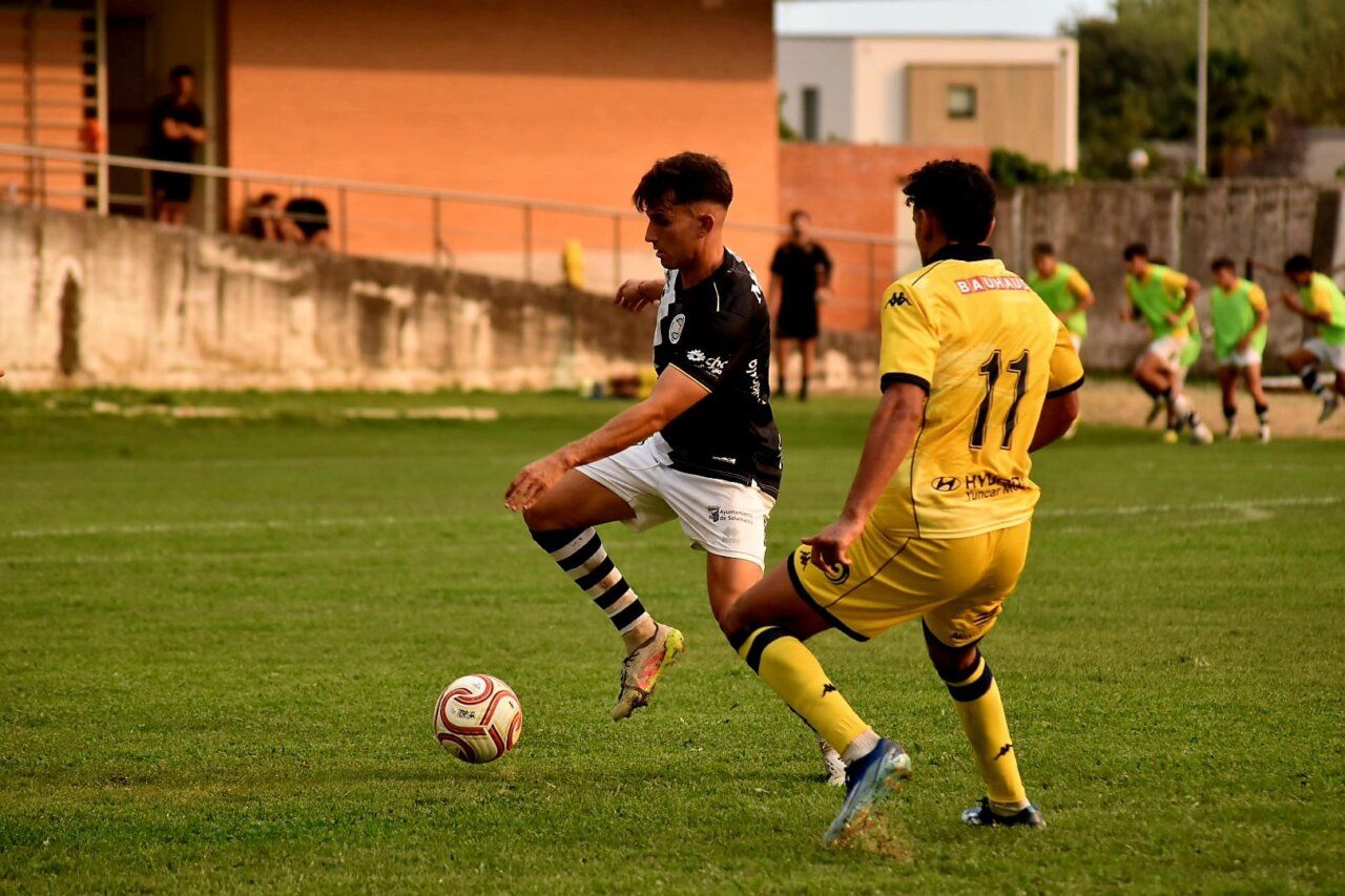 Jugador de Unionistas de Salamanca en un partido de pretemporada