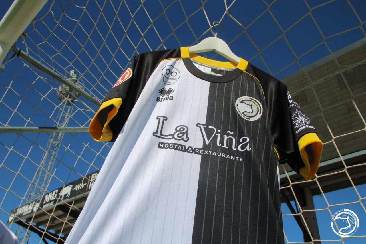 Camiseta de fútbol de Unionistas CF con diseño en blanco y negro
