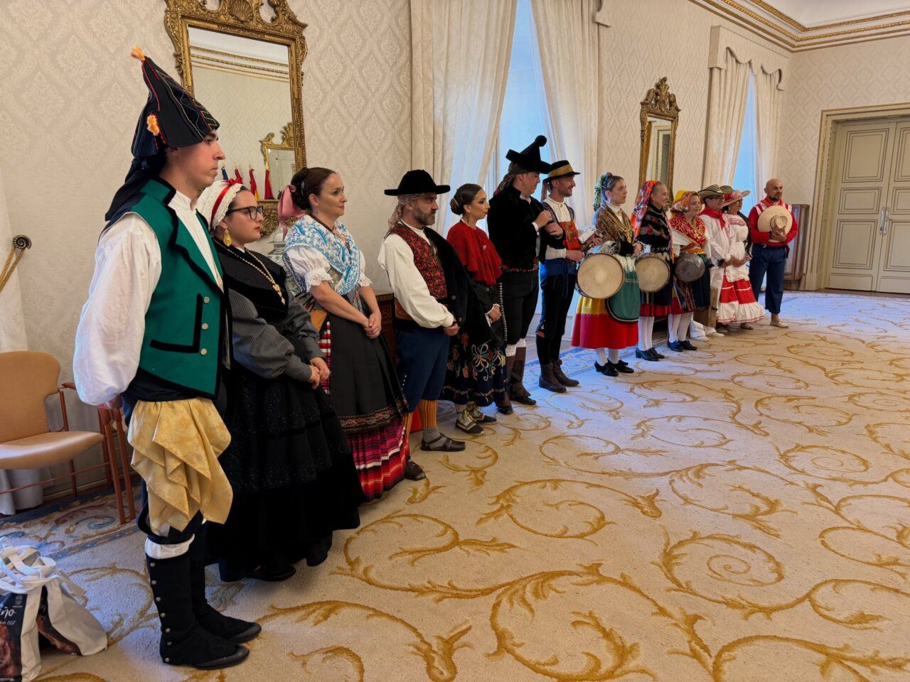 Grupo de personas vestidas con trajes tradicionales en un festival de folclore