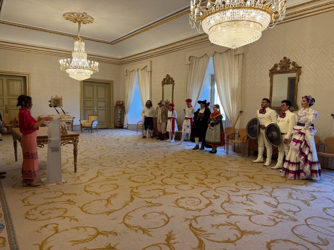 Representantes de agrupaciones en la clausura del festival de folclore