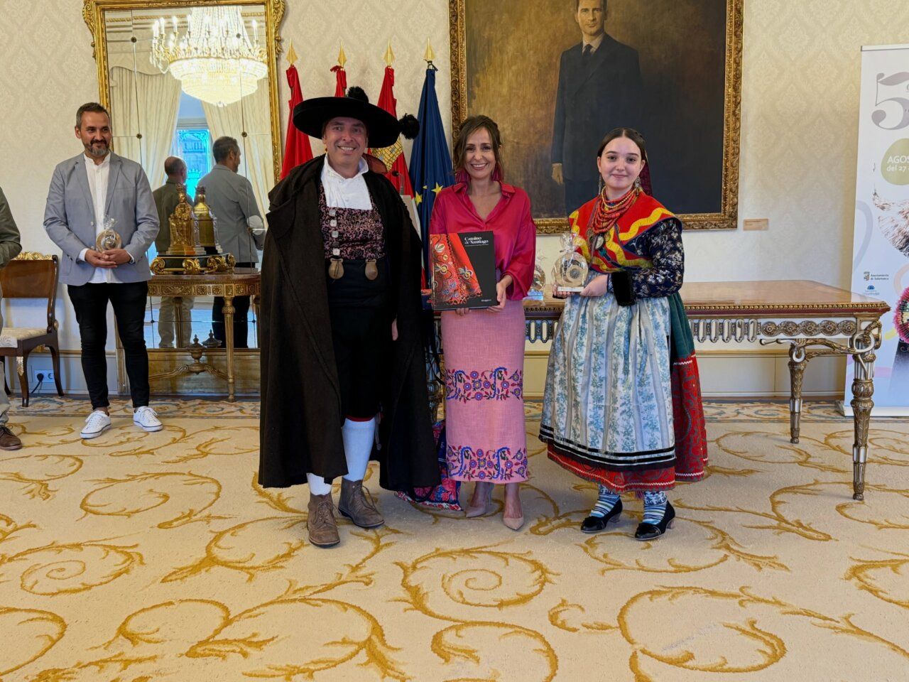 Representantes de grupos folclóricos en la clausura del festival en Salamanca