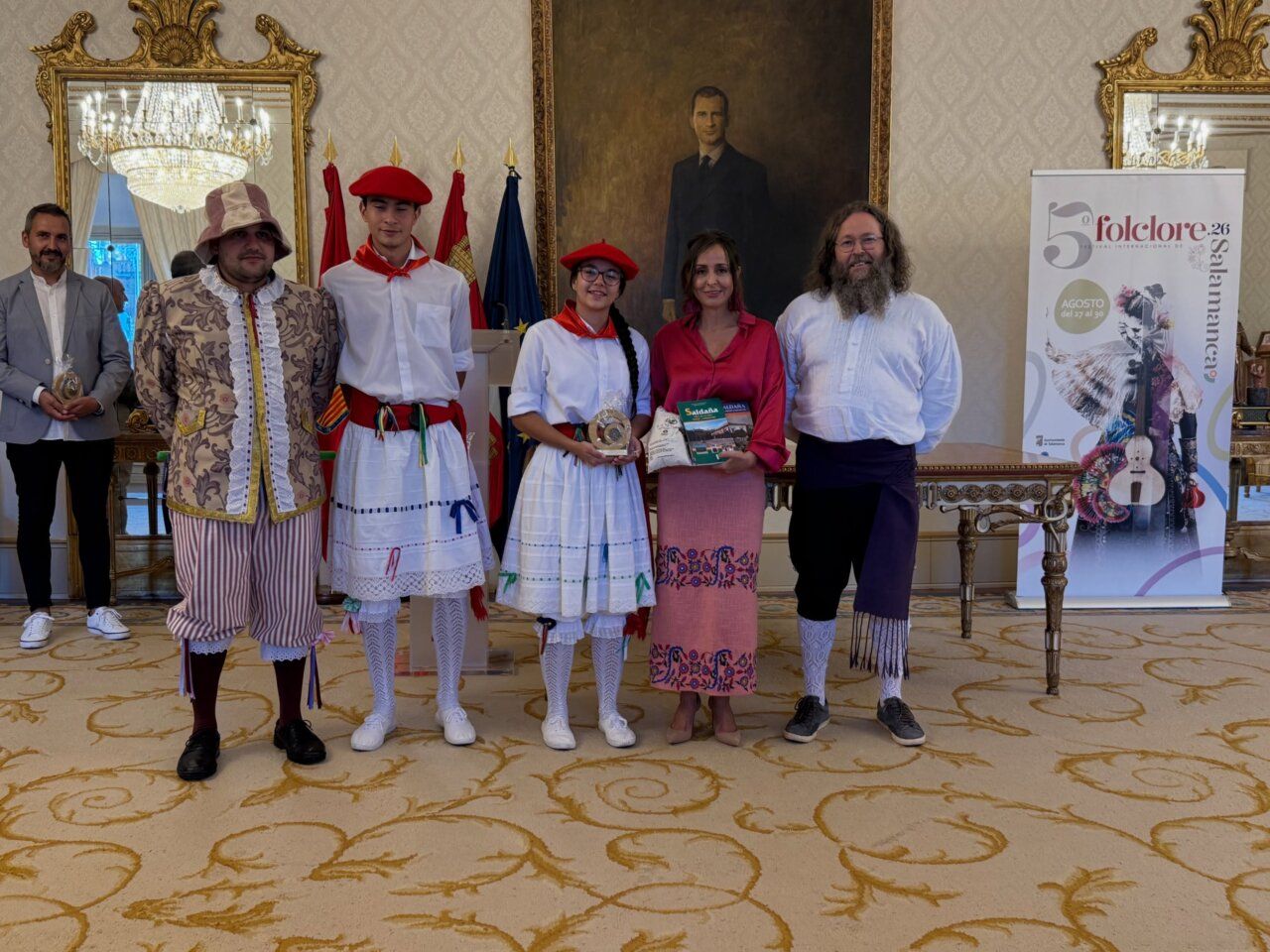 Representantes de agrupaciones folclóricas en la clausura del festival en Salamanca