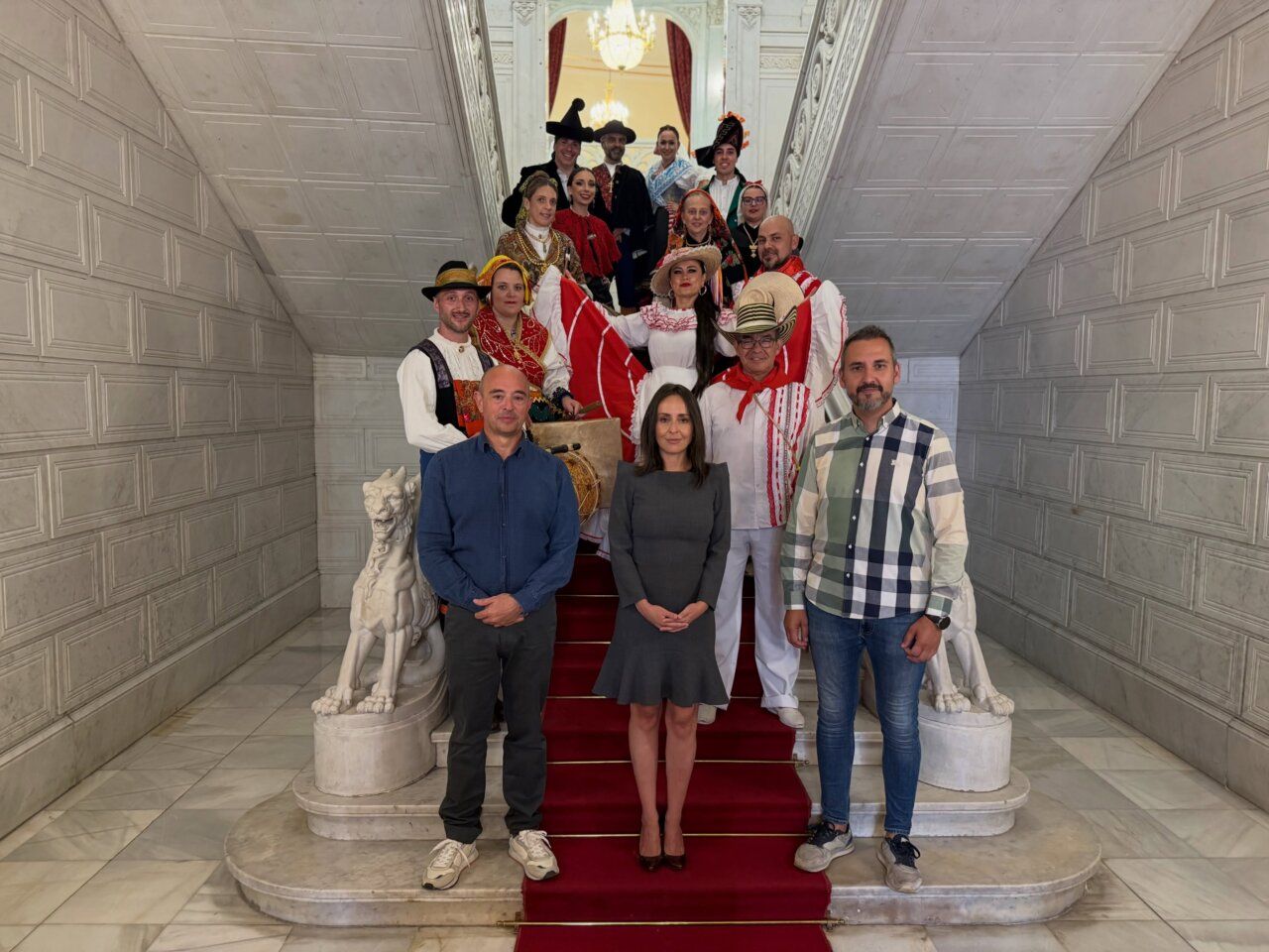 Grupo de personas en trajes tradicionales en el Festival Internacional de Folclore
