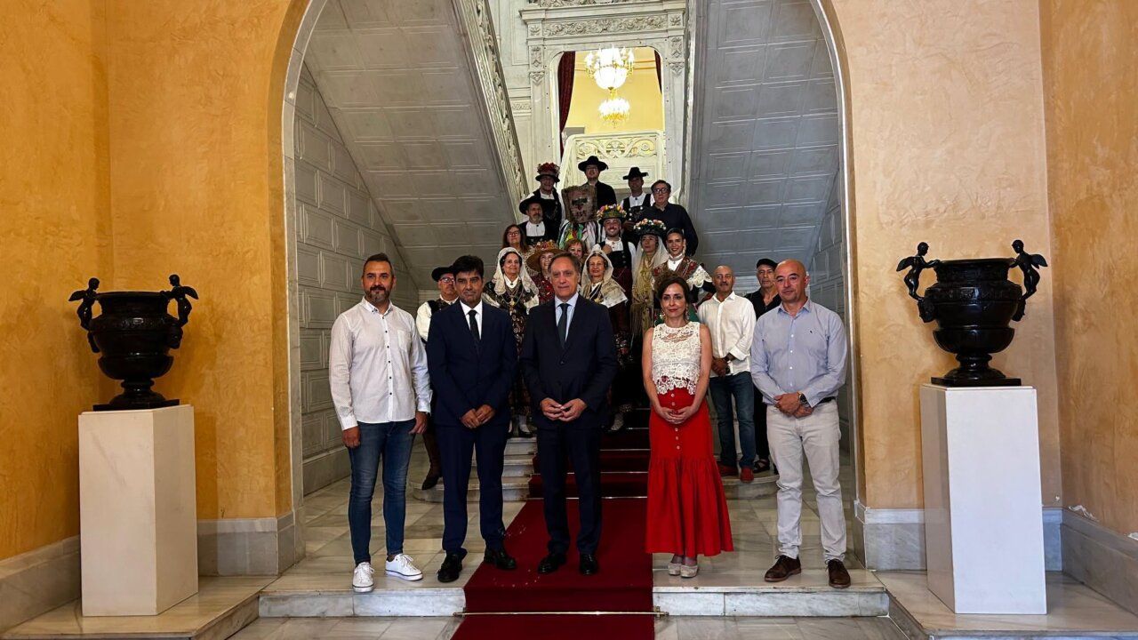Grupo de personas en trajes tradicionales en el V Festival Internacional de Folclore en Salamanca