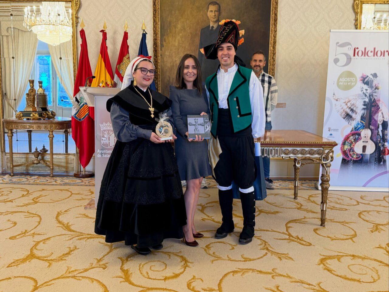Participantes del Festival Internacional de Folclore en Salamanca con vestimenta tradicional