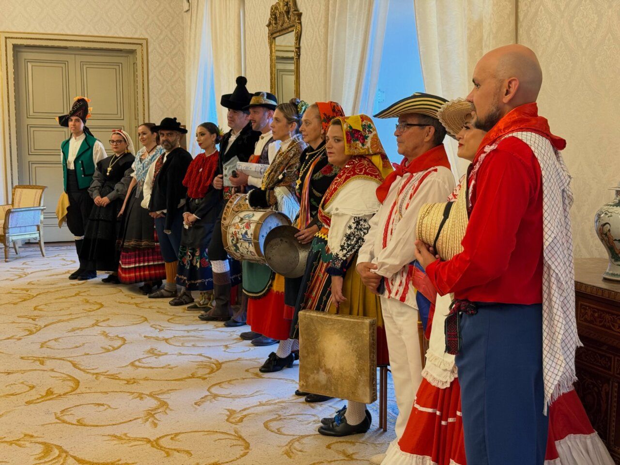 Grupo de personas en trajes tradicionales en el Festival Internacional de Folclore